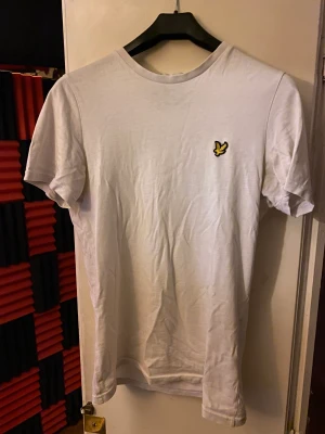 Lyle & scott t shirt - Storlek:Small. Är några småjäklig vid ena ärmen på baksidan men inget man lägger märke till