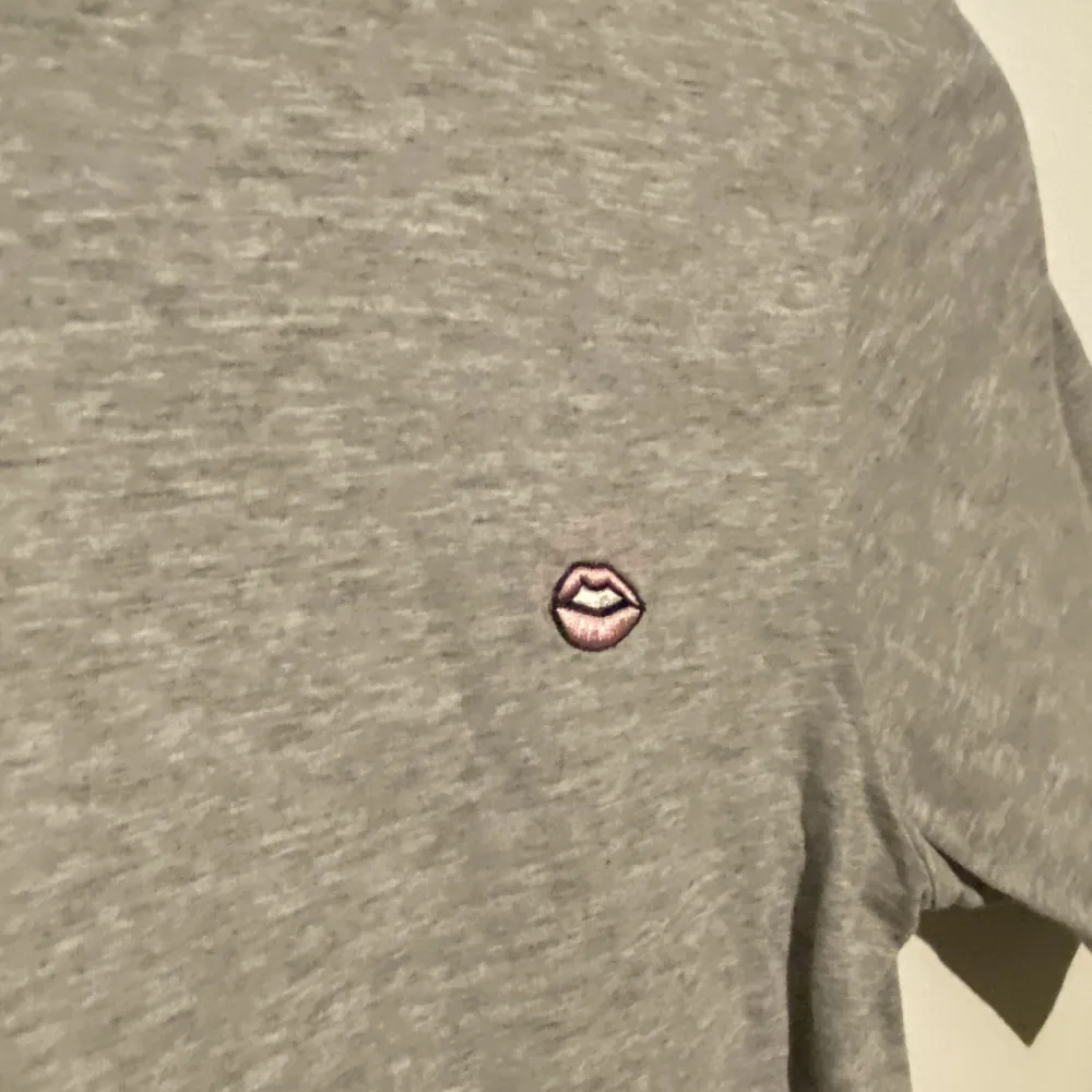 T-shirt från Carin Wester storlek XS grå mycket fin!   Felfri inga anmärkningar  Fint skick  Inköpt på Åhléns  Grå  Storlek XS 100% bomull  Verona heter den . T-shirts.