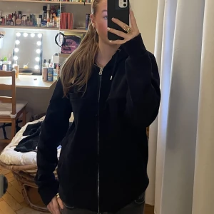 L’estrange London The Hood - Fick denna av en kompis för ett tag sedan men den har inte kommit till användning som jag önskat så säljer den på Plick istället🤍