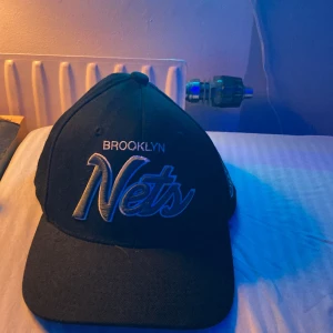 Brooklyn nets keps - Tjenare jag säljer nu denn snygga Nets keps för att den Inte kommer till användning!  Skicket är toppen 👍🏻 