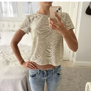 Jätte snygg tröja från Ida Sjöstedt! - Så snygg tröja/topp från Ida Sjöstedt! Jätte bra skic💞