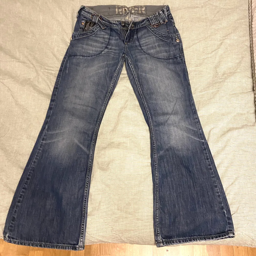 Så snygga jeans med massor av detaljer🩷 köpta här på plick och säljer för dom var för små för mig, midjemått 82cm. Jeans & Byxor.