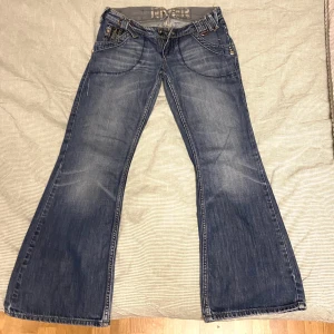 Ligmidjade utsvängda jeans - Så snygga jeans med massor av detaljer🩷 köpta här på plick och säljer för dom var för små för mig, midjemått 82cm