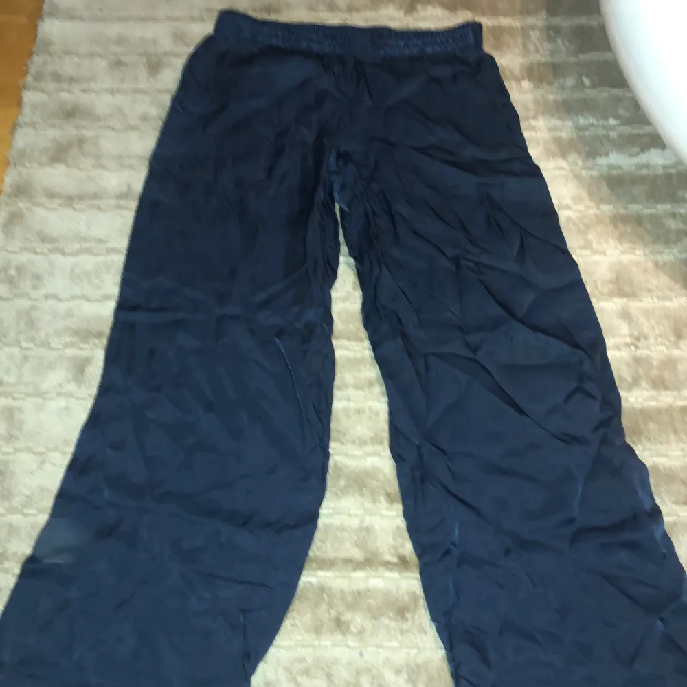 Super fina satin byxor från Wera, bekväma och i väldigt bra skick då de inte använts så mycket 💕 Passar på någon som är 155-157 cm. Jeans & Byxor.