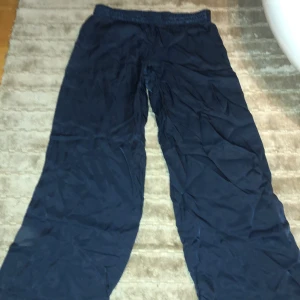 Mörkblå satin byxor  - Super fina satin byxor från Wera, bekväma och i väldigt bra skick då de inte använts så mycket 💕 Passar på någon som är 155-157 cm