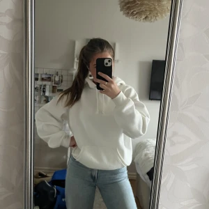 Vit hoodie - Fin vit hoodie från BikBok i jättebra skick! 🤍Passar XS-S