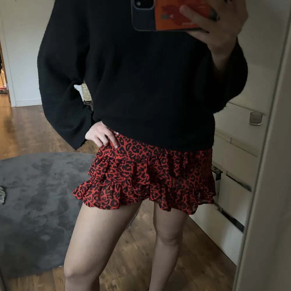 Röd leopard kjol från bikbok! I gott skick och inga defekter. . Kjolar.