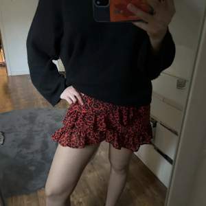 Röd leopard kjol från bikbok! I gott skick och inga defekter. 