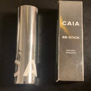 Caia bb stick i färgen 50w , kan användas som en bronzerstick. Använd en gång med ren borste. 