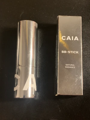 Caia bb stick - Caia bb stick i färgen 50w , kan användas som en bronzerstick. Använd en gång med ren borste. 