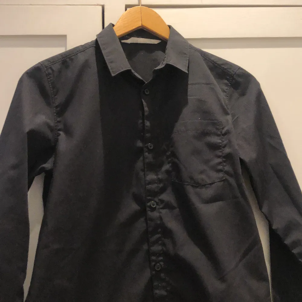 Säljer en vanlig svart skjorta som inte har används mycket alls. . Skjortor.