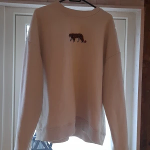 Tröja oversized - En vit tröja som är i strlk L. Funkar perfekt som oversized. 