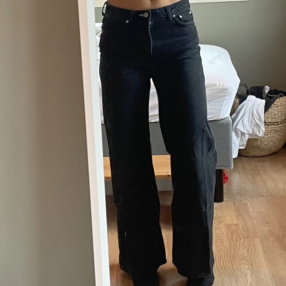 Vida Jeans från Weekday i modellen Ace! Storlek 26/30. . Jeans & Byxor.