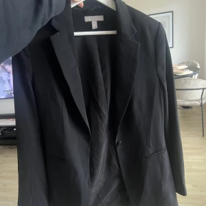 Kavaj svart  - Snygg kavaj med bra kvalitet från H&M orginalpris 499kr. Snygg till klänning 