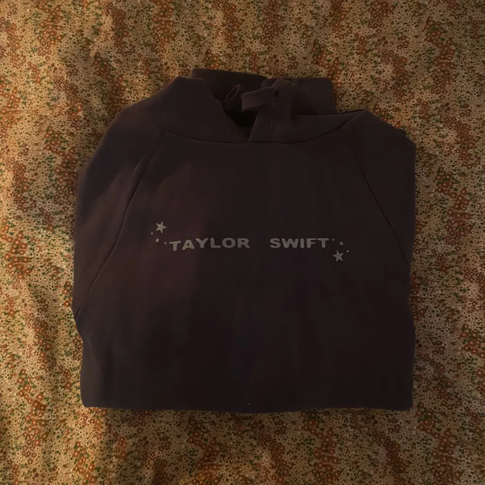 jättefin officiel taylor swift hoodie med cruel summer text på baksidan 🩷 knappt använd, säljer eftersom den är för stor :( storlek M men tror den passar L bättre. Hoodies.