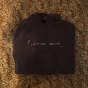 jättefin officiel taylor swift hoodie med cruel summer text på baksidan 🩷 knappt använd, säljer eftersom den är för stor :( storlek M men tror den passar L bättre