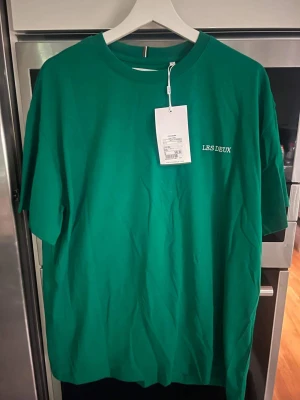 Les Deux Oanvänd  - Oanvänd t-shirt från Les Deux! Gjord i 50% bomull & 50% polyester.   Storlek S. 