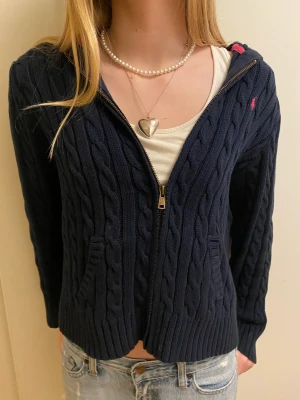 Ralph lauren zip up hoodie - Jättefin Cable- knit hoodie från ralph lauren. Liten i storleken. 