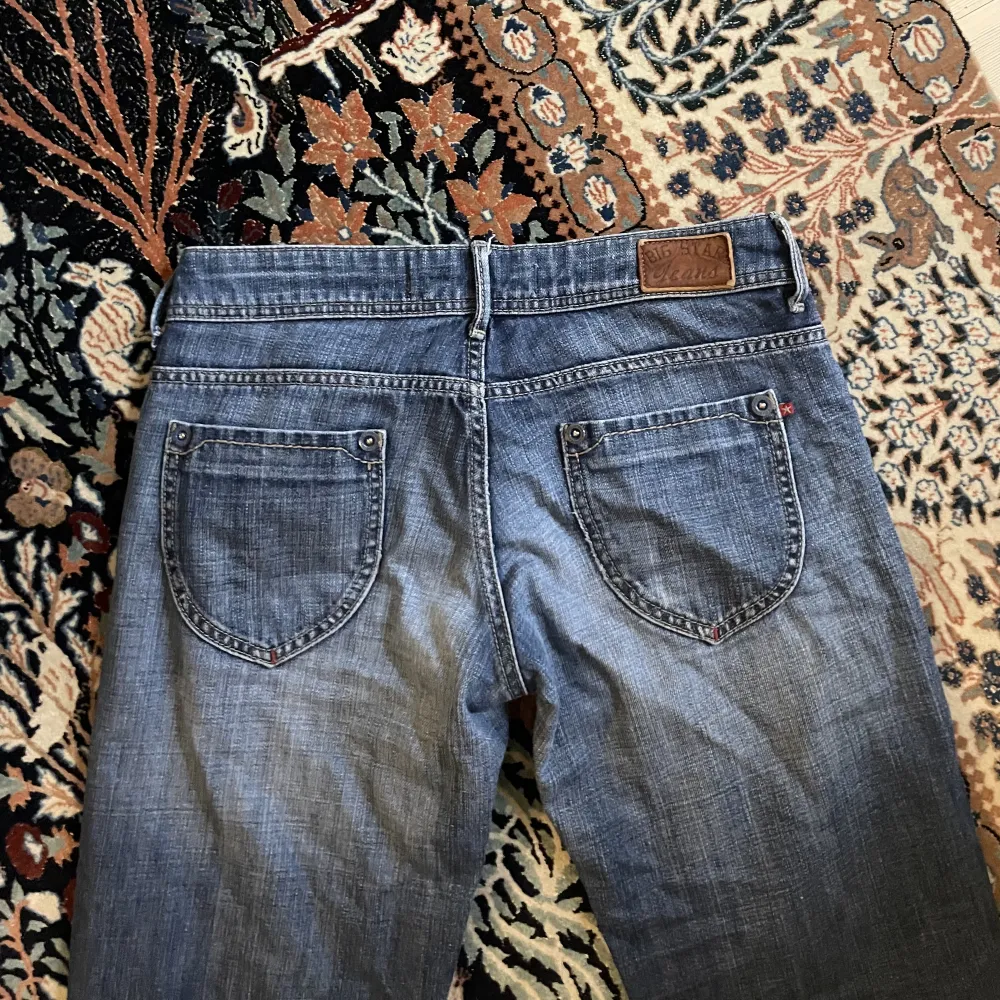 Så snygga lågmidjade jeans. Skitcoola detaljer på ena benet med stjärnor. Storlek: 28/32. Jeans & Byxor.