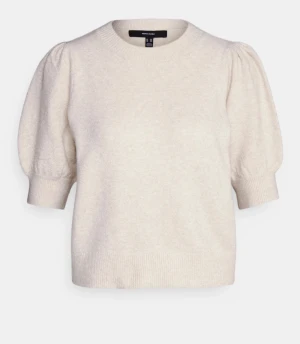 Stickad t shirt  - En ljus grön stickad t shirt från vero moda 🩷 lite nopprig men syns inte så mkt! Se bild 2-3