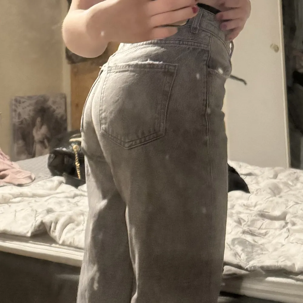 Säljer mina gråa jeans från Gina tricot, knappt använda och är i fint skick . Jeans & Byxor.