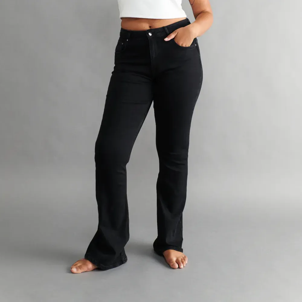 Jättefina svarta bootcutjeans från Gina tricot i modellen full lenght flared jeans. . Jeans & Byxor.