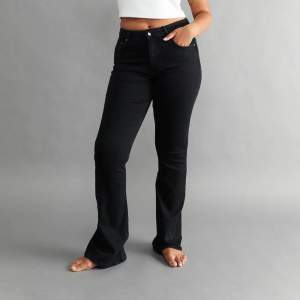 Jättefina svarta bootcutjeans från Gina tricot i modellen full lenght flared jeans. 