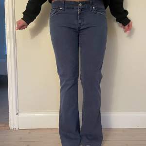 Jättefina lågmidjade bootcut jeans från 7 for all mankind! Det står storlek 28 i jeansen💓