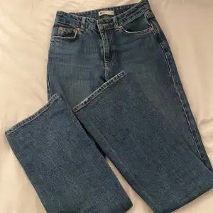 Utsvängda jeans från Gina tricot Fint skick Sitter perfekt på mig som är 170cm  
