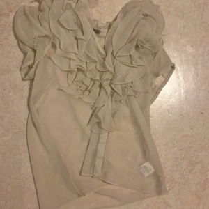 Stockholmsbild blus  - Stockholm stil blus, den är lite beige blandat med vit från Saint Tropez💕