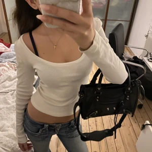 Vit topp 🤍 - Fin vit topp 🤍 sjukt snyggt till ett par lågmidjade jeans 🤩🤩 passar till allt! 