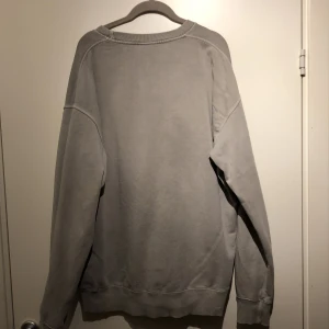 Gray Washed Sweatshirt XL - Hej,   Säljer min tröja då den inte används. Är i väldigt bra skick, inga fläckar eller fel. Använt 2-3 gånger.  Nypris: 500kr 