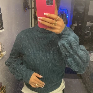 Grön stickad tröja  - Säljer min gröna stickad volang tröja 
