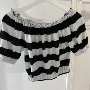 Söt topp - Säljer denna jättesöta topp som jag köpt utomlands för några år sedan. Finns ingen storlek på den, den är väldigt stretchig så passar flera olika storlekar. Shoulderless och super söt💕