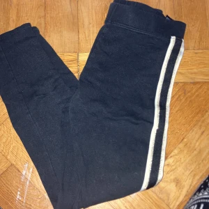 3 par byxor  - Första storlek 146 andra 150 tredje 146-152