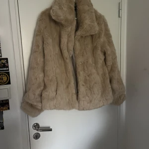 Fuskpälsjacka - Endast testad. 300kr + frakt. Kan sänka priset vid snabb affär