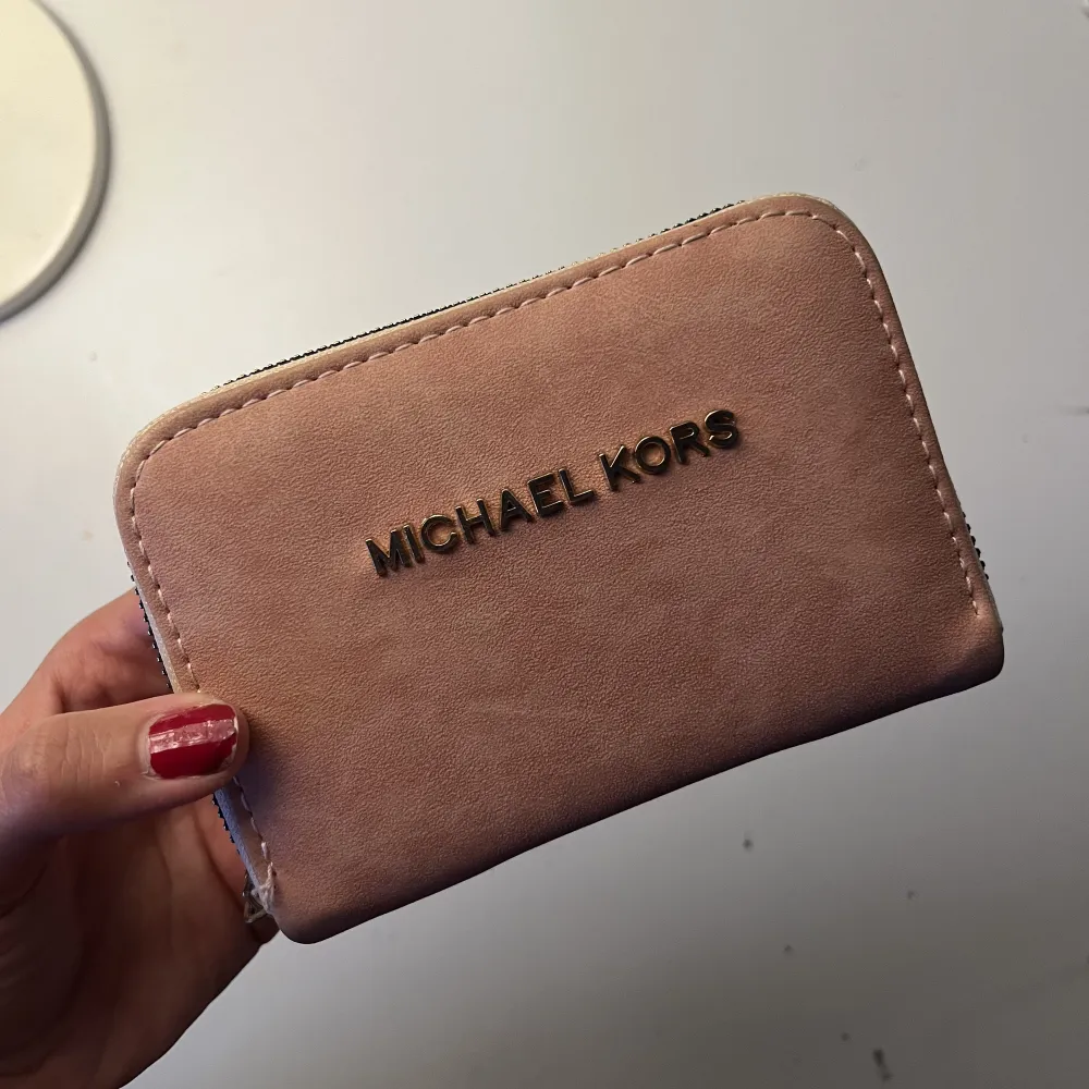 Jätte söt rosa plånbok med märket Michael Kors (Är antagligen en kopia, ej säker). Bra skick, ej använd. Accessoarer.