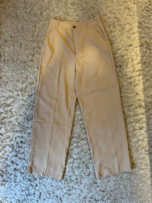 Beige kostym byxor - Fina kostym byxor från shien. Aldrig använd, nyskick. ☺️(För små för mig)