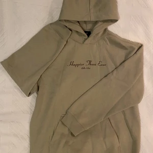 Hm huddie - BillieEilish huddie med tryck på ryggen och låttiteln ”what was i made for” på framsidan.Helt ny och oanvänd utan defekter som jag säljer för att den är lite för stor för mig.Ljus olivgrön färg som man ser på bild 1 (lite ljusare i verkligheten)☺️