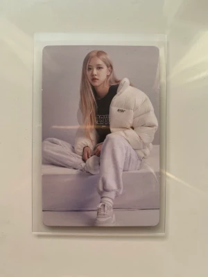 Original limited edition ROSE collab w/ 0!0i - Photocards jag fick när jag köpte en jacka från 0!0i Bra skick, inga repor alls