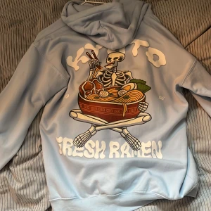 Hoodie  - En cool blå hoodie med en fett design på ryggen använd Max 5 gånger 