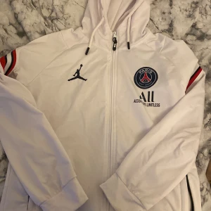 Paris saint kofta - En kopia Paris saint kofta som inte kommer till användning. Storleken e osäker fast sitter som S/M. Köpt för 500kr