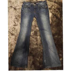 Såå fina lågmidjade vintage flare jeans!🩷💕  Midjemåttet: 39 tvärsöver Innberbenslängden: 76-77 cm!