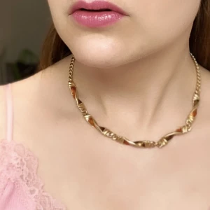 Guldfärgad halskedja  - Vackert halsband med röda och orange detaljer 