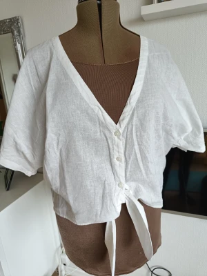 Knytblus H&M logg nyskick  - Superfin knytblus i linne mix Obetydligt använd, nyskick Storlek L