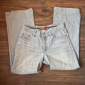 Lågmidjade blå jeans - Fint skick! Passar xs/s. Låga. Kontakta för mått o fler bilder eller frågor!