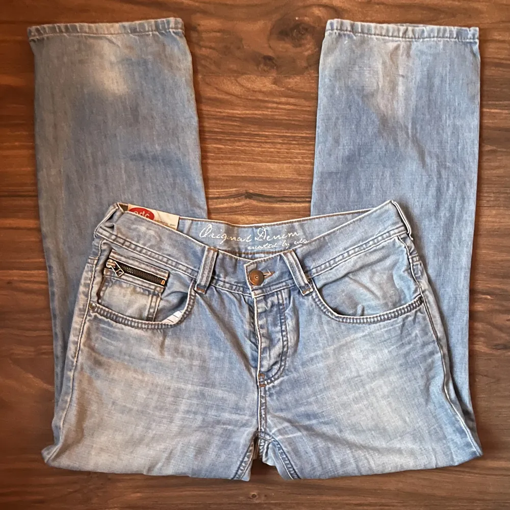 Blå jeans, lågmidjade. Snygg tvätt. Kontakta för mått o fler bilder eller frågor!. Jeans & Byxor.