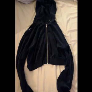 h&m zipup kofta  - säljer en zipup kofta från h&m i mörkblå, har knappt använt den men köpte den från second hand, tags på storleken är riven men annars inga defekter 🩷