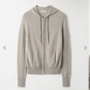 grå soft goat zip hoodie  - Jätte fin grå zip up hoodie! Nyskick!🤍 Väldig populär tröja😽