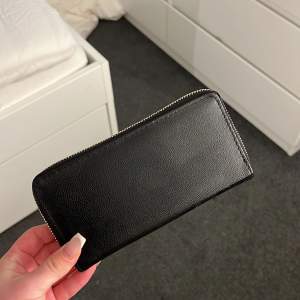 En helt vanlig svart plånbok som då aldrig kommer till användning.⭐️ 